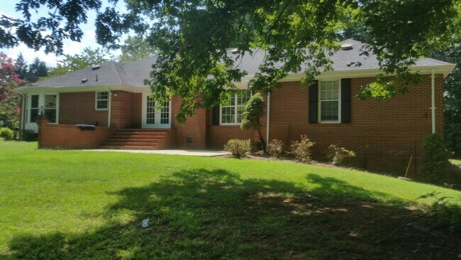 Building Photo - Amazing 4 Bedroom, 3 Bath Home With 2 Kitc...