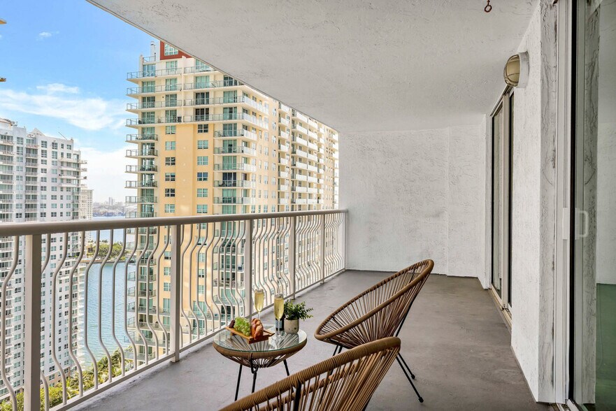 Building Photo - 1200 Brickell Bay Dr