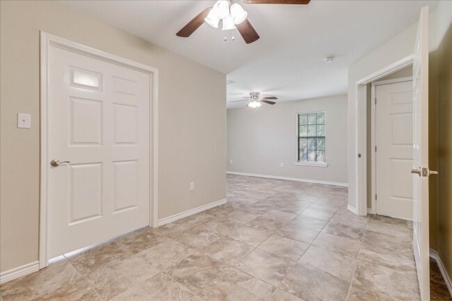 Building Photo - 2111 E Lott Ave