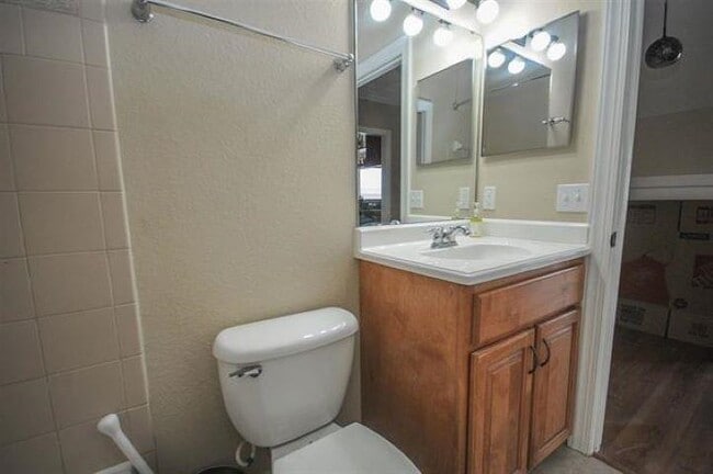 Building Photo - 1918 Honolulu Ln