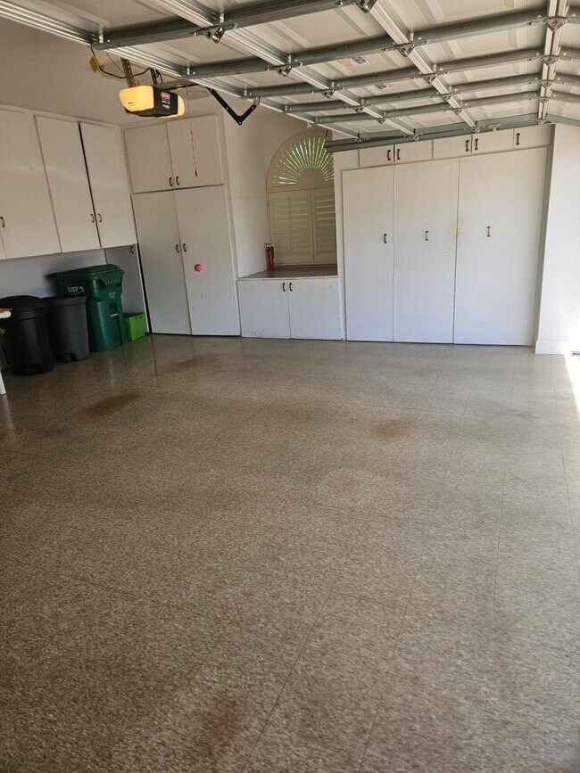 Building Photo - 382 SE Naranja Ave