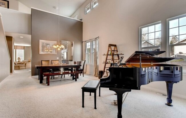 Building Photo - Beautiful 5 Bed 2.5 Bath Renton Home!
