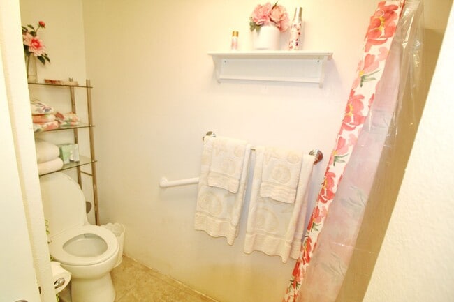 Building Photo - F-104 Kihei Shores Furnished 2 bed/2 full ...