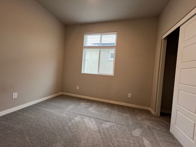 Building Photo - Lovely 3 Bedroom 2 Bathroom Home Close to Parks, Restaurants, Freeway Access, And More!