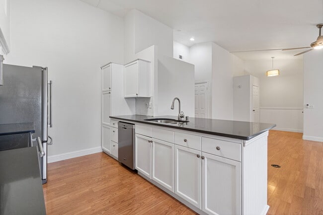 Building Photo - 8884 N Del Mar Ave