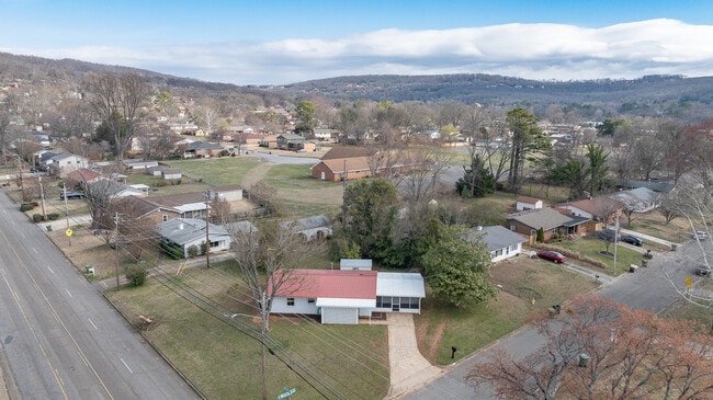Building Photo - 1701 Wakefield Dr NE