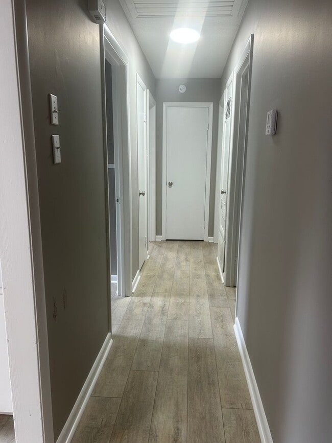 Building Photo - 405 Lindenhurst Dr