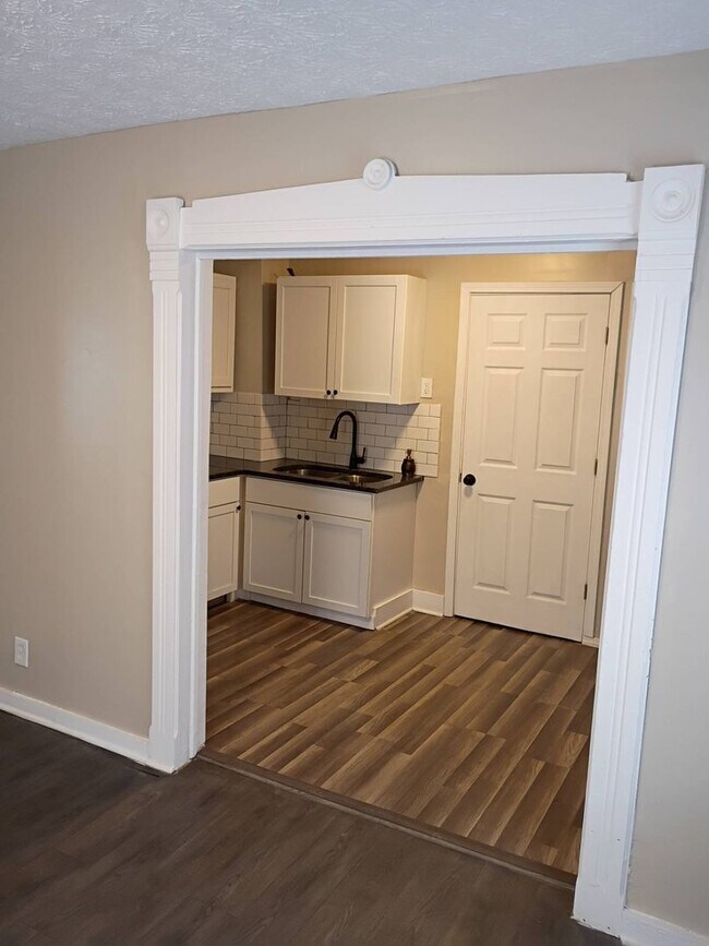 Building Photo - Charming 3 - Bedroom Property in Prime Location