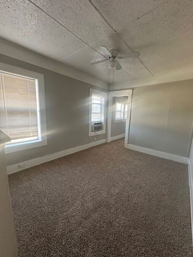 Building Photo - Large 1,000 sq. ft One Bedroom