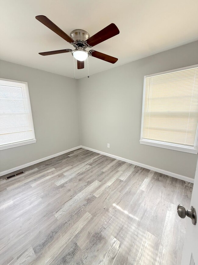 Building Photo - Cute Two Bedroom Home