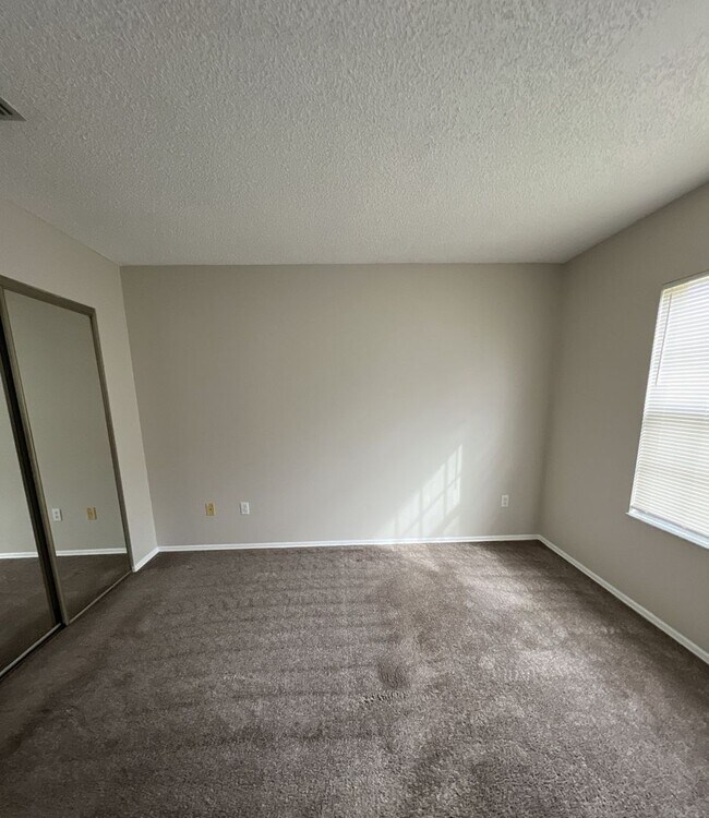 Building Photo - 319 Oak Track Dr