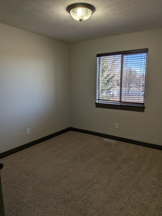 Building Photo - 3 bed 1.5 bath IMMACULATE END-UNIT Townhome in the Meadows