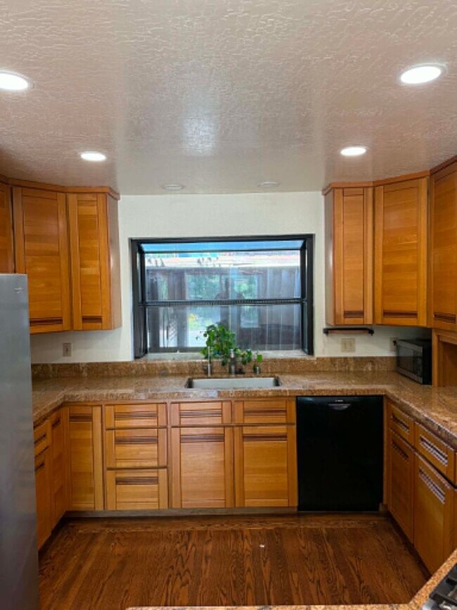 Building Photo - 775 Hillcrest Way