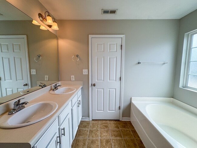 Building Photo - Charming 3 Bed 2 Bath Home in Hope Mills