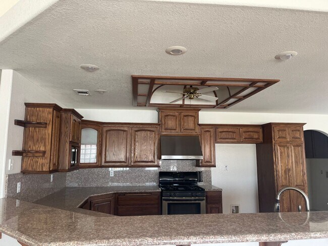 Building Photo - Lake front 3 bed 2 bth home in Helendale!