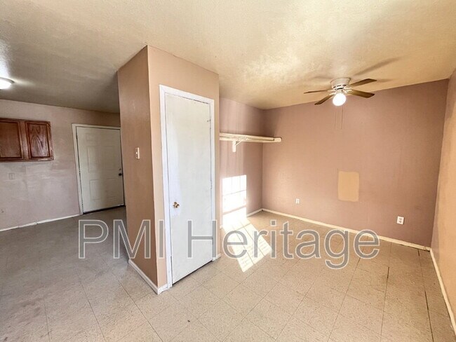 Building Photo - 813 E Huntsville Ave