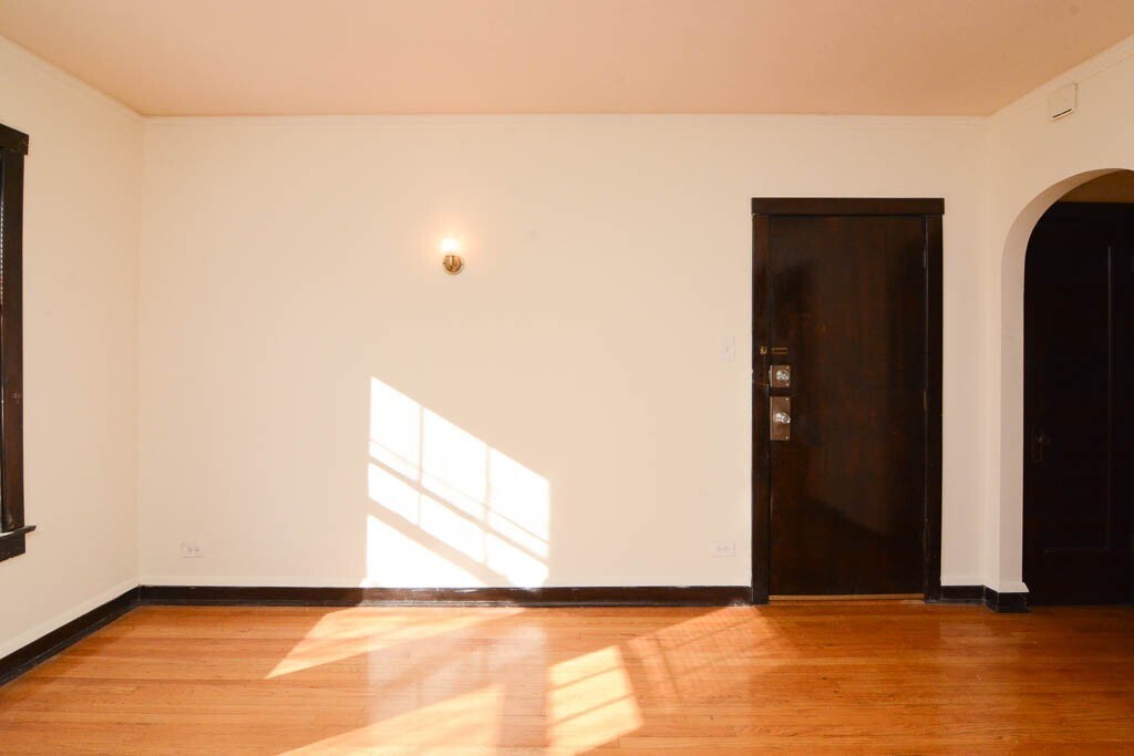 Building Photo - 2122 W Ainslie St