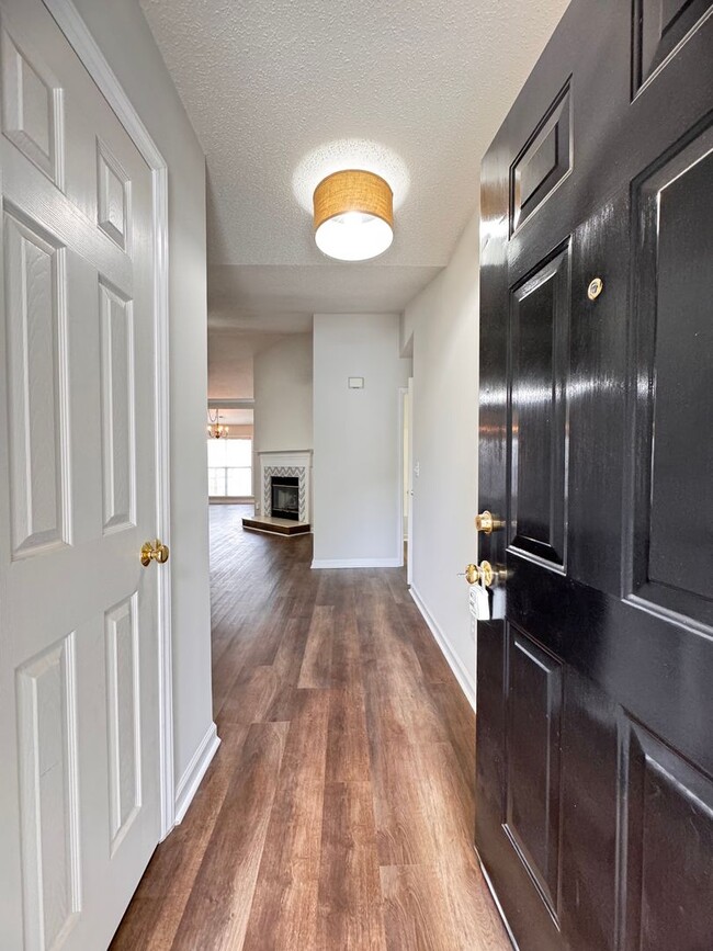 Building Photo - 2BR 2BA One Level Townhome with Garage