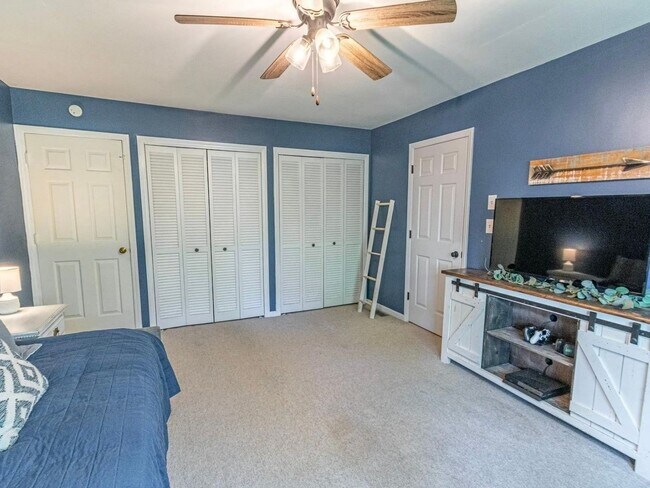 Building Photo - 379 Red Fox Rd