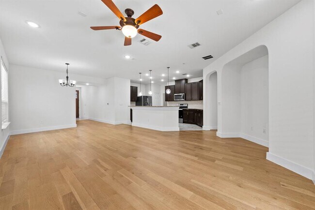 Building Photo - 544 Ayinger Ln