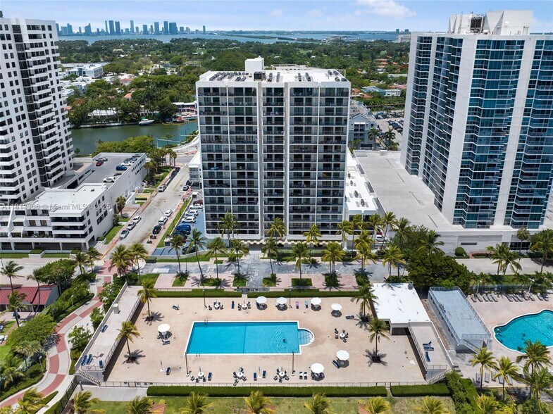 Building Photo - 2625 Collins Ave