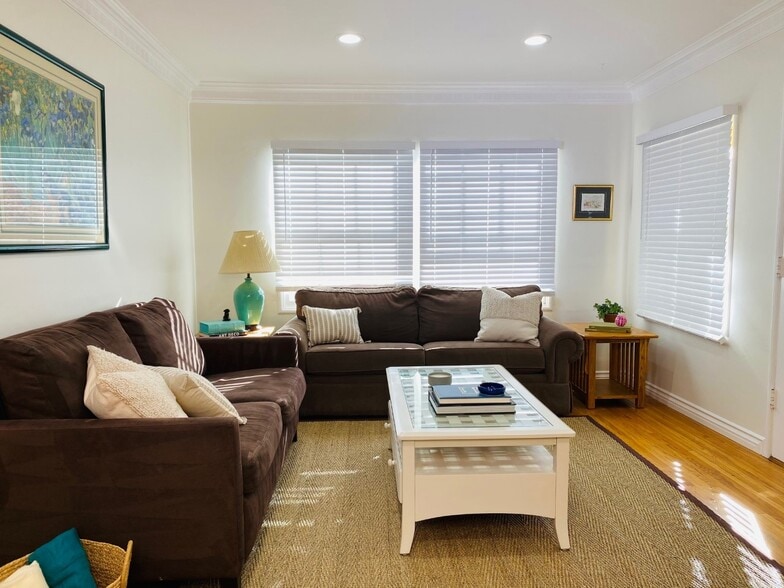 Living Room - 1286 Devon Ave