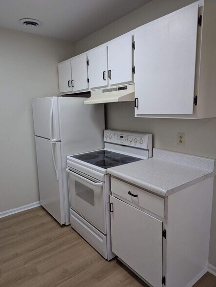 Building Photo - 2275 N Cable Rd