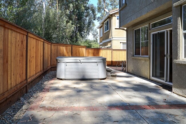 Building Photo - Beautiful and Spacious Home with Three Bedrooms Amazing Loft & Bonus Room!