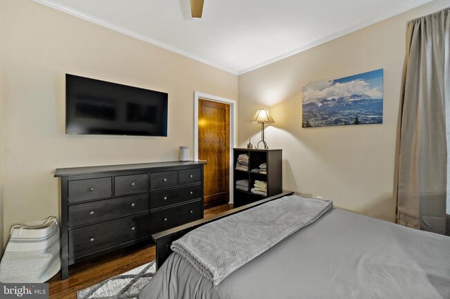 Building Photo - 1247 E Columbia Ave