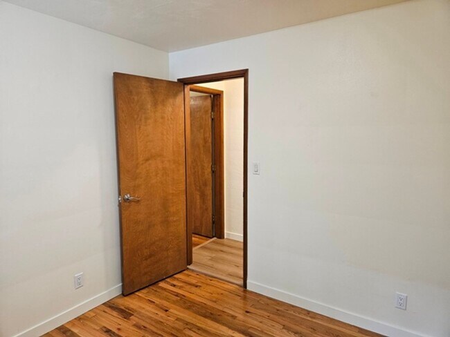 Building Photo - 3Bd/2Ba Single Story House - For Viewing!