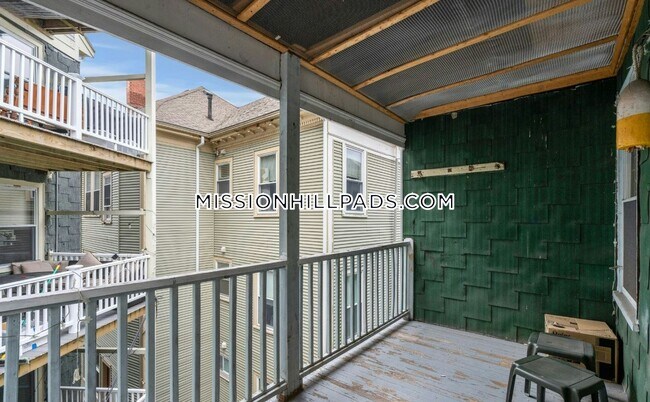 Building Photo - 76 Hillside St