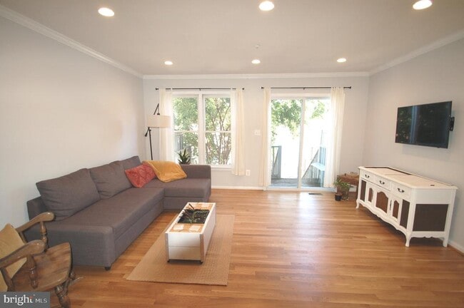 Building Photo - 539 Tschiffely Square Rd