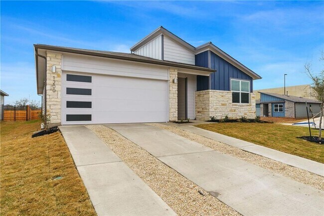 Building Photo - Gorgeous home available August 1!