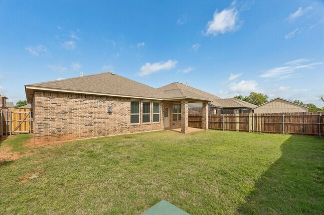 Building Photo - 3 bedroom 2 bath near Paycom!