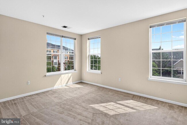Building Photo - 1137 Halifax Pl