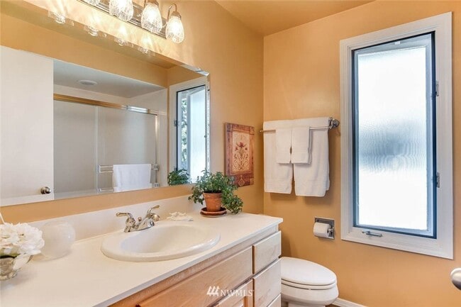 Building Photo - 3 bedroom 2.5 bathroom single family house...