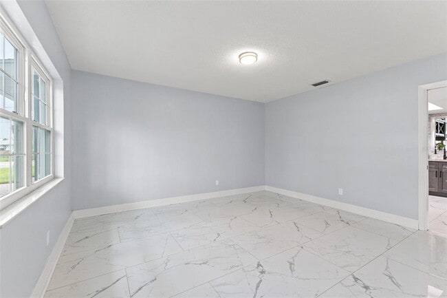 Building Photo - 4000 14th Way NE