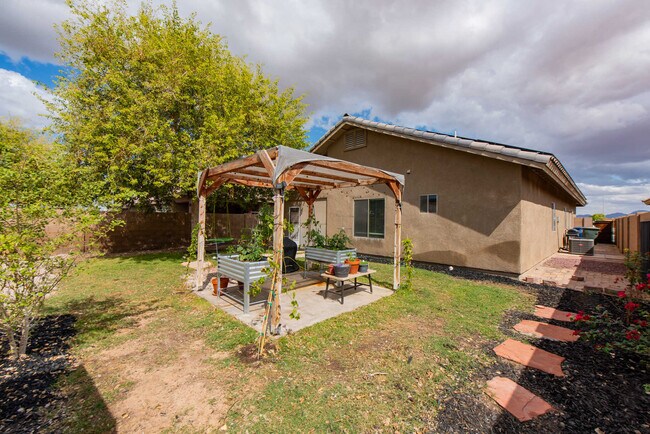 Building Photo - 4540 Jojoba Ave