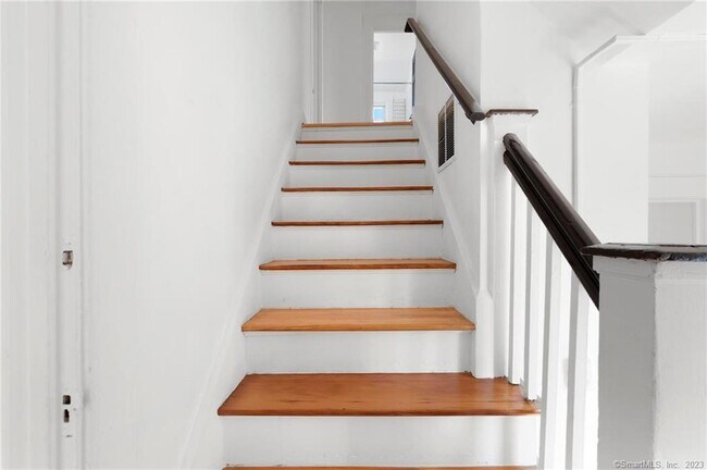 Building Photo - 22 Sycamore Ln