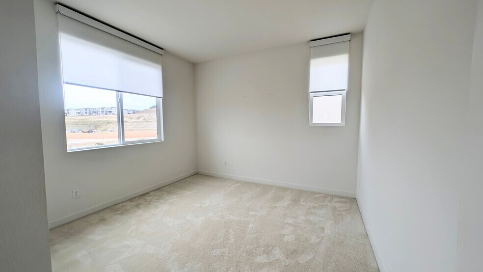 Building Photo - 450 Clubhouse Dr
