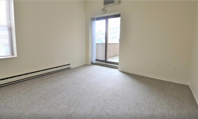 Building Photo - 67 St Germain St