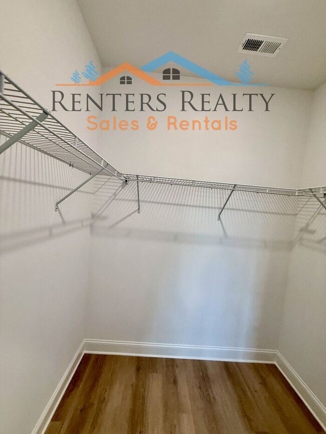 Building Photo - Stunning 3 Bedroom with Rooftop Terrace