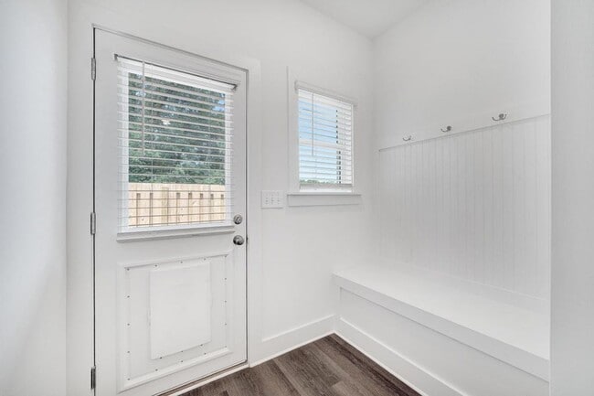 Building Photo - 2 Bedroom with Bonus Office!