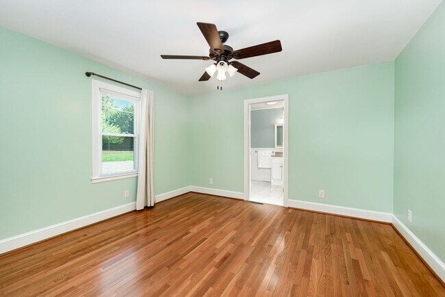 Building Photo - Two Bedroom Farmhouse with LARGE Bonus Room
