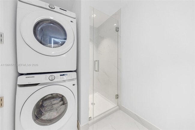 Building Photo - 700 NE 24th St