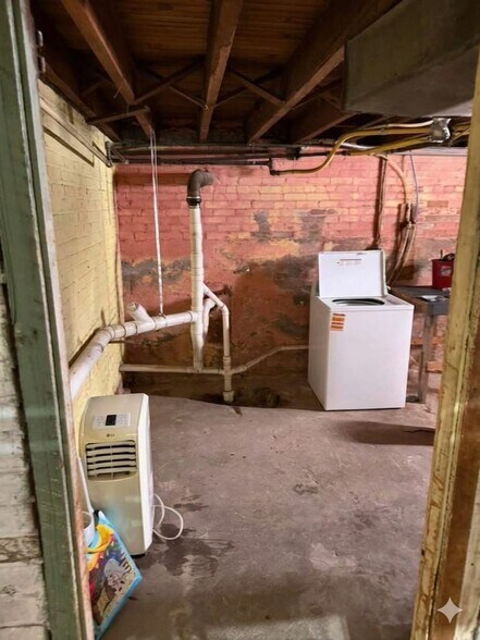 Building Photo - 901 W Main St