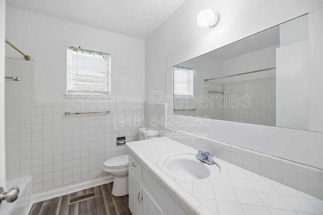 Building Photo - 313 E Woodrow Pl