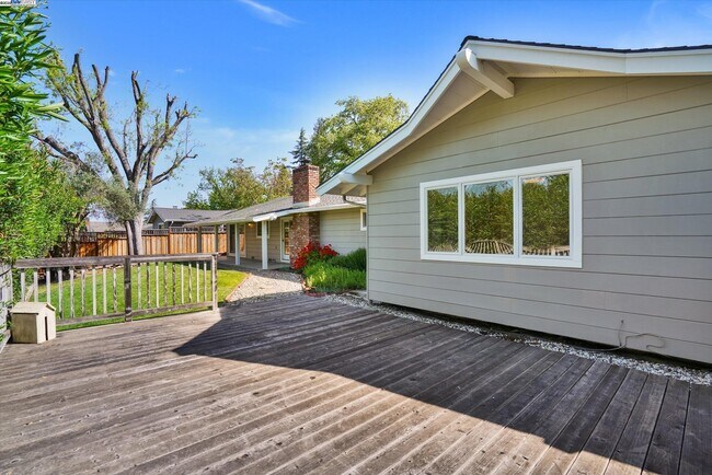 Building Photo - 613 Huntleigh Dr