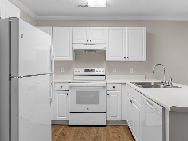 Building Photo - Freshly Renovated 3 BR, 2 BA Townhome Cent...