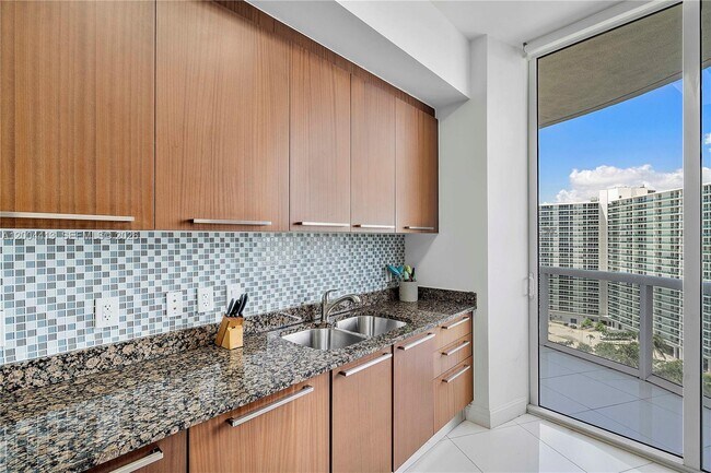 Building Photo - 15811 Collins Ave